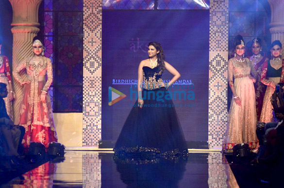parineeti chopra walks the ramp at iijw 2014 9
