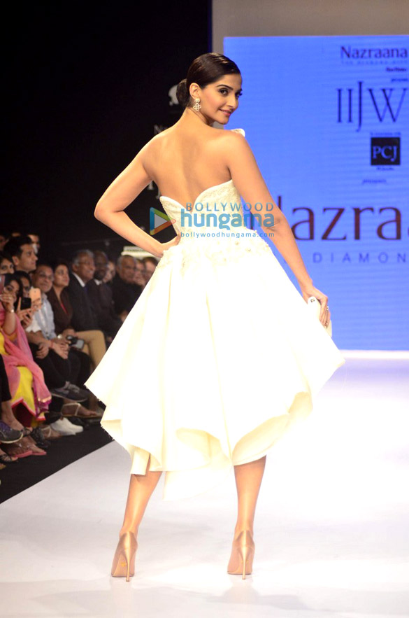 sonam kapoor walks the ramp at iijw 2014 6