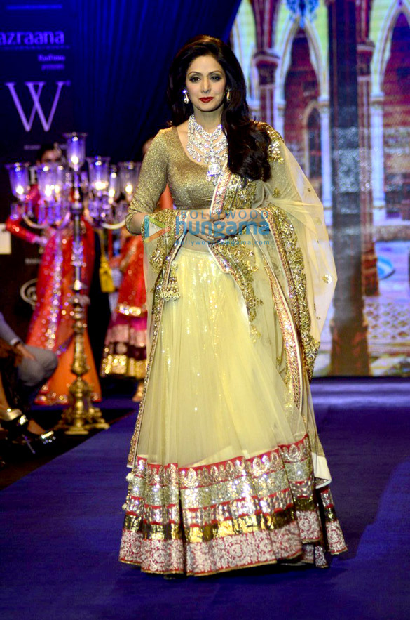 sridevi walks for golecha jewellers at iijw 2014 6