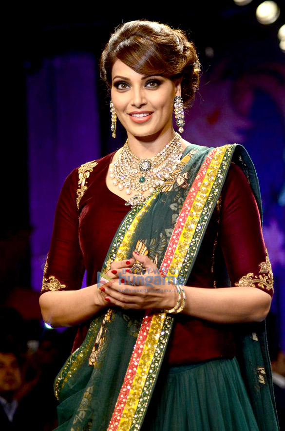 bipasha basu walks the ramp at iijw 2014 finale 7