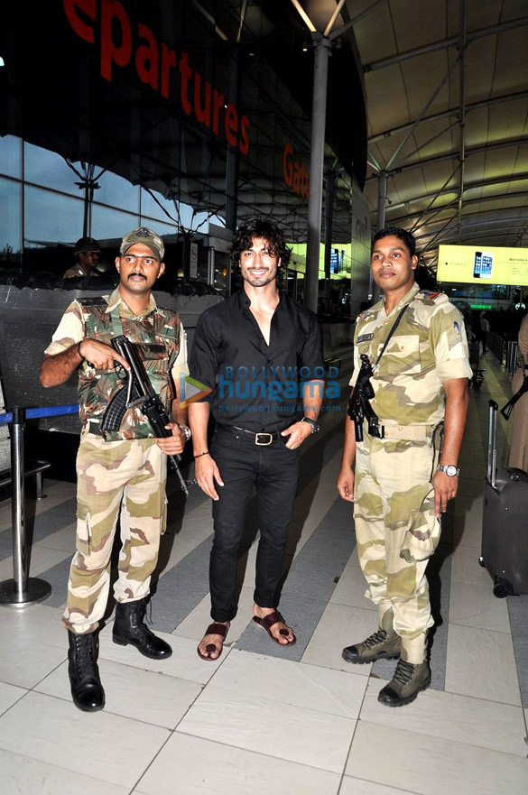 vidyut jamwal snapped at the airport 7