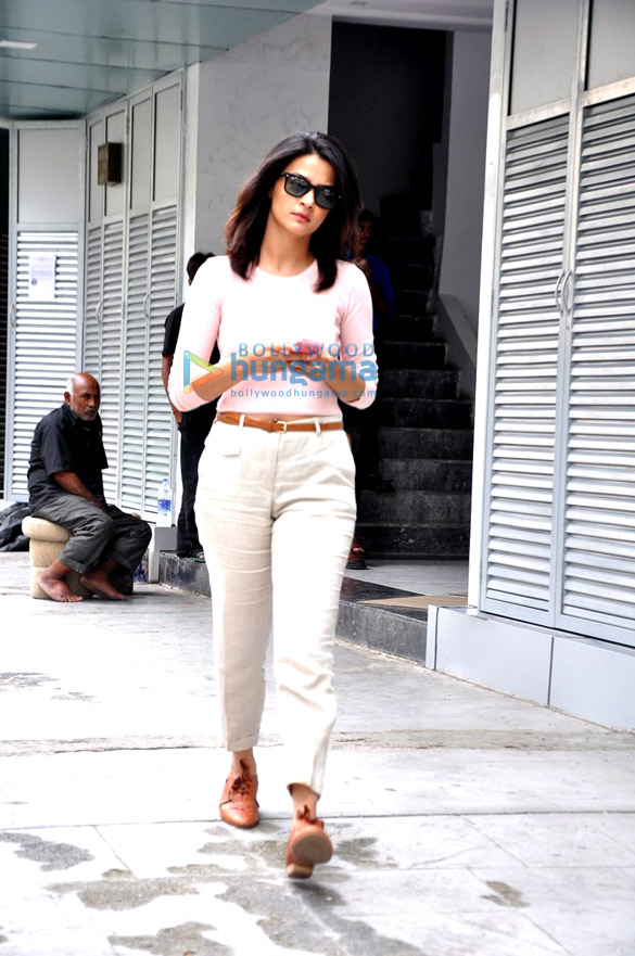 surveen chawla snapped in bandra 3
