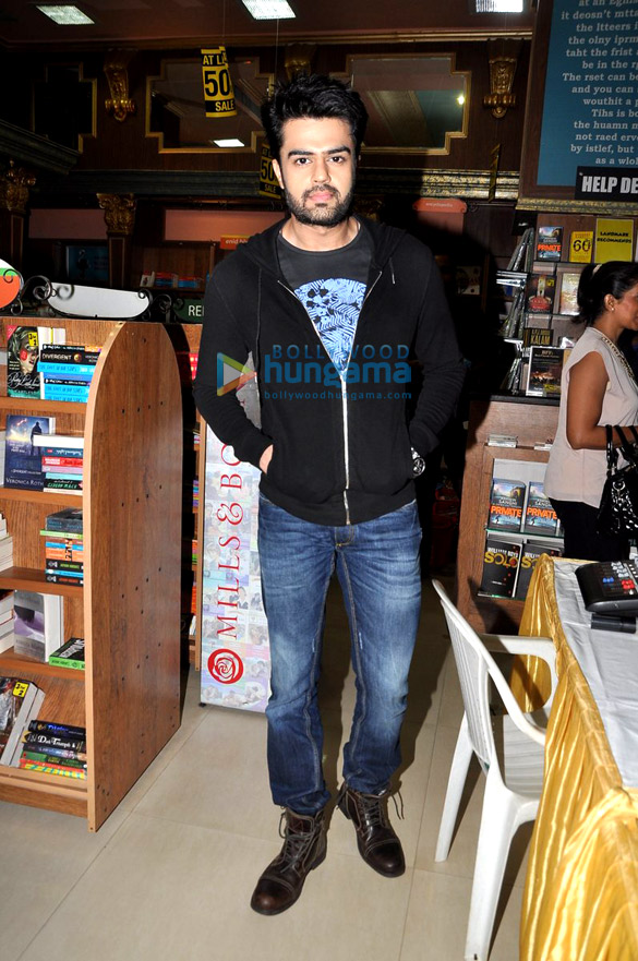 sonali kulkarni manish paul unveil supriya parulekars bff book 4