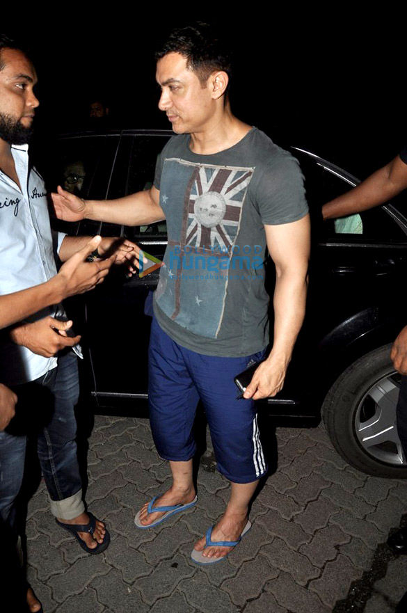 aamir khan snapped with fans 3