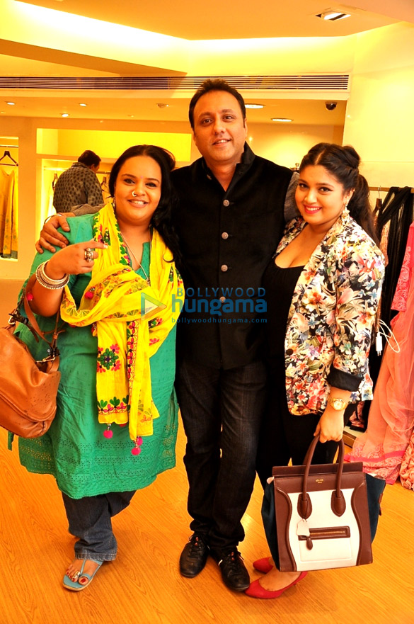 neha dhupia huma qureshi at varun bahls couture collection showcase 12