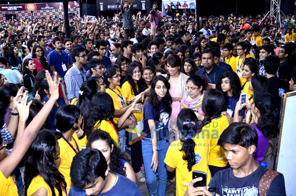 sonam bipasha at mithibai colleges festival umang 2014 30
