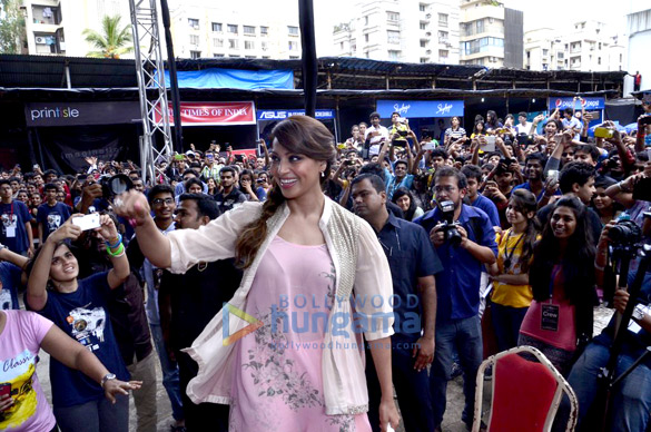 sonam bipasha at mithibai colleges festival umang 2014 11