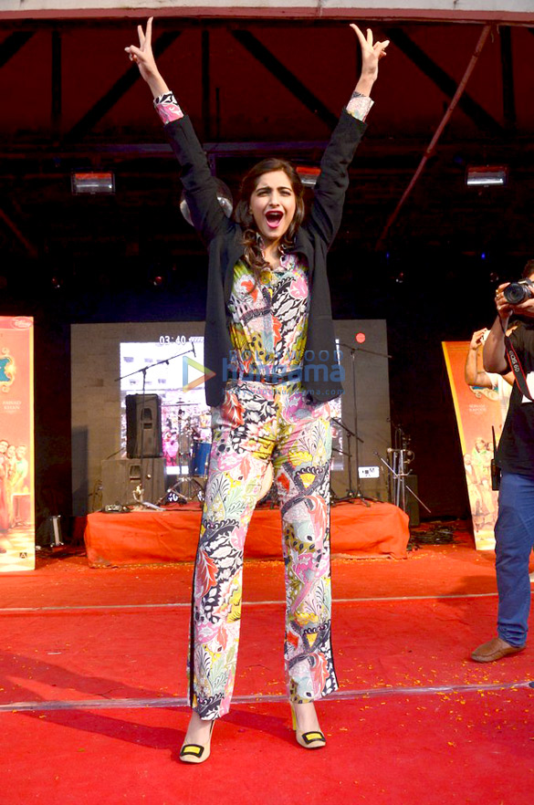 sonam bipasha at mithibai colleges festival umang 2014 10