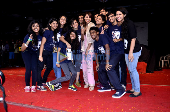 sonam bipasha at mithibai colleges festival umang 2014 3