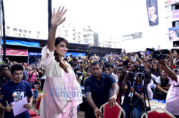 sonam bipasha at mithibai colleges festival umang 2014 5