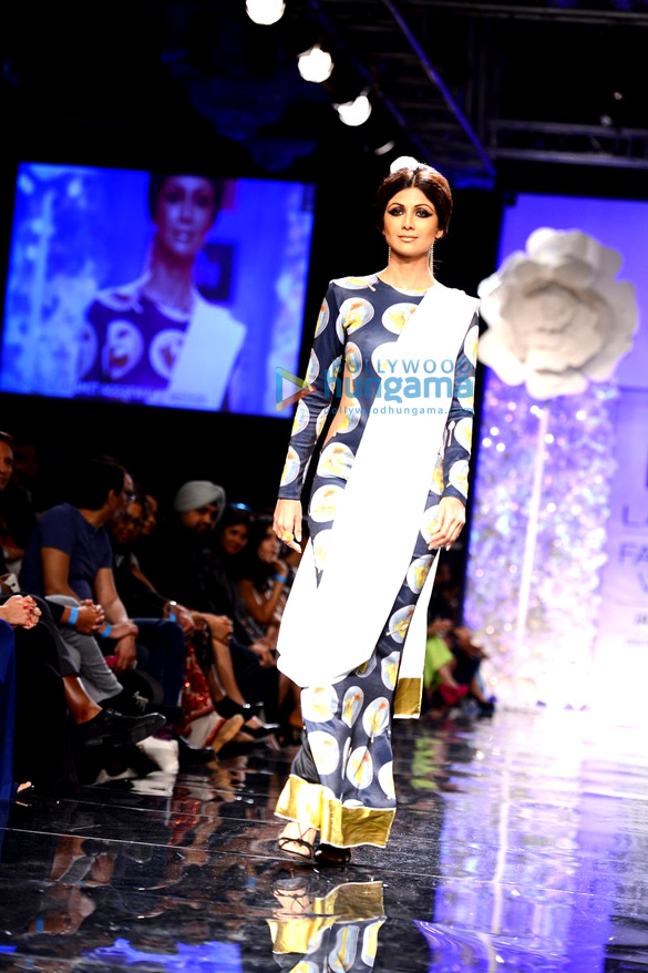 sushmita shilpa walk for lakme fashion week 2014 11
