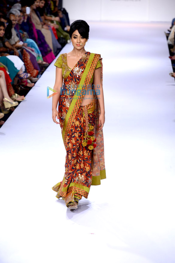 shriya saran walks for sashikant naidu at lfw 2014 day 3 2