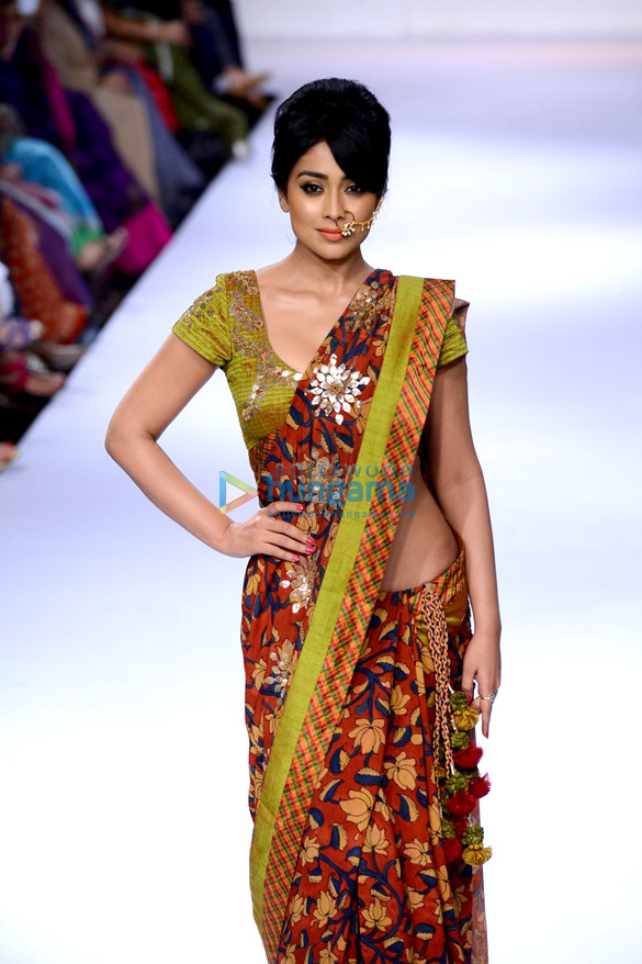 shriya saran walks for sashikant naidu at lfw 2014 day 3 5