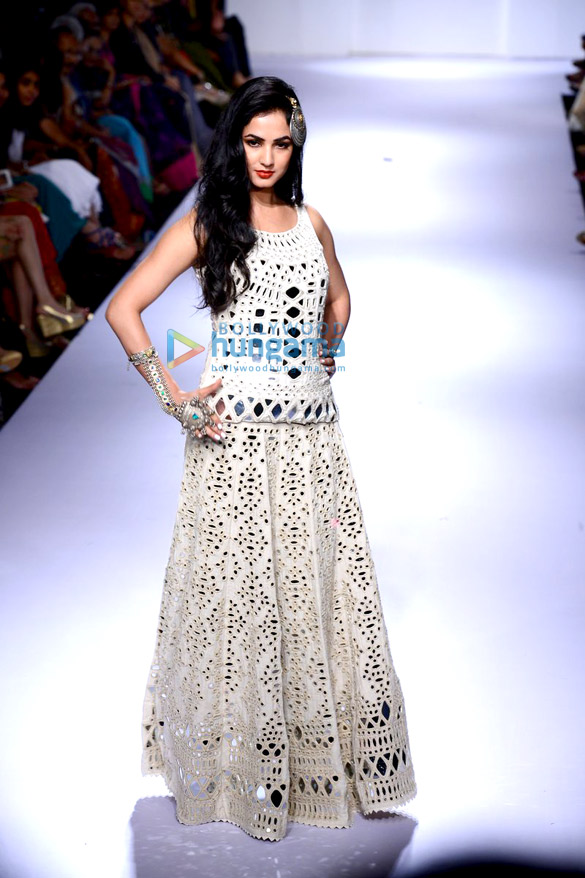 sonal chauhan walks for purvi doshi at lfw 2014 day 3 4