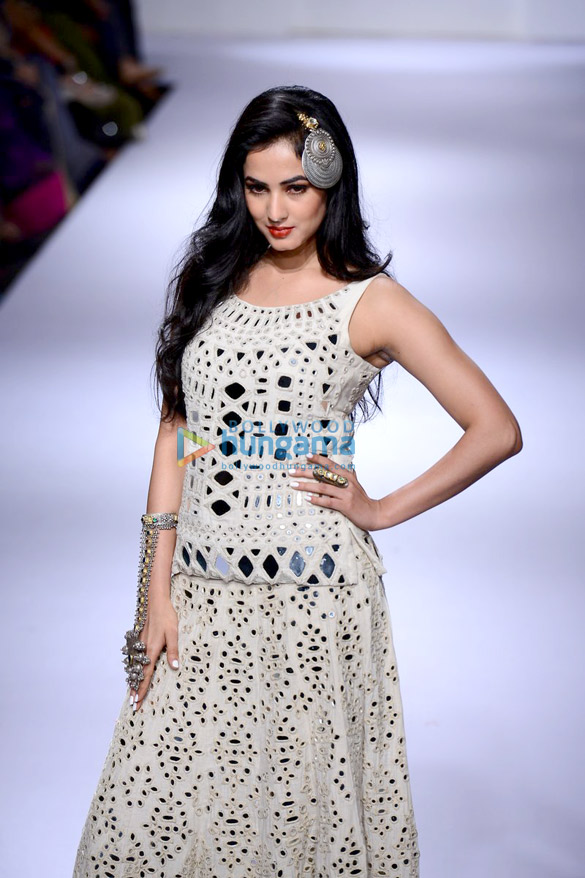 sonal chauhan walks for purvi doshi at lfw 2014 day 3 2