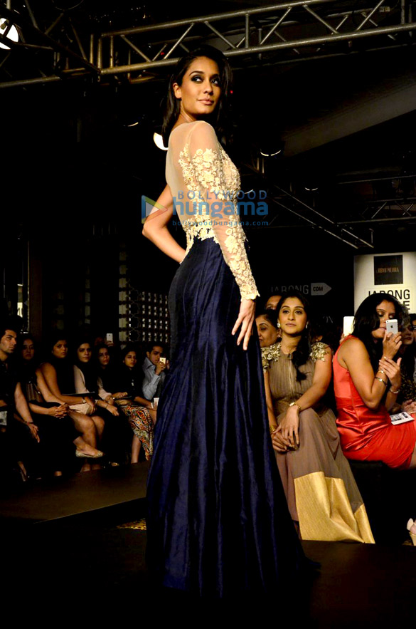 lisa haydon walks for ridhi mehra at lfw 2014 day 5 4