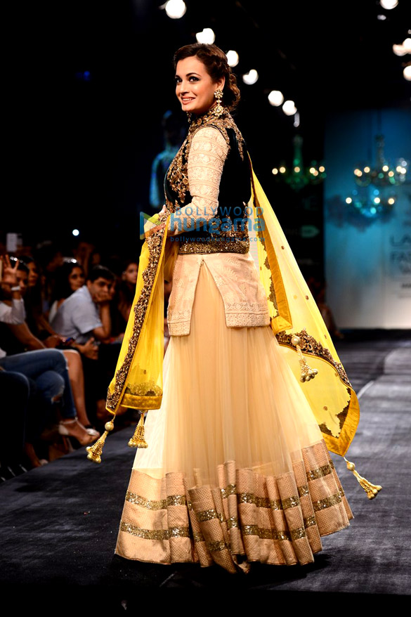 bipasha dia walk for vikram phadnis at lfw 2014 day 5 5