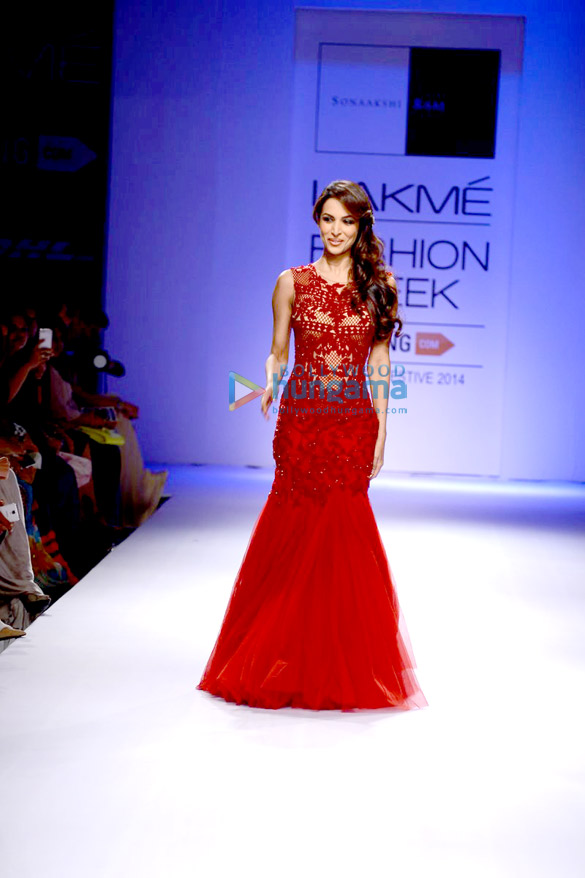 malaika arora khan walks for sonakshi raaj at lfw 2014 day 5 3