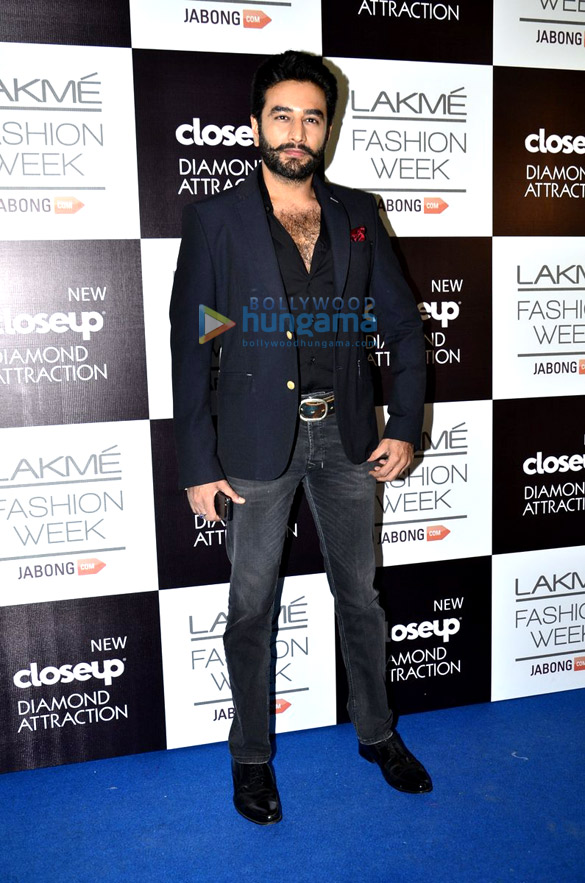 kareena varun walk for manish malhotra at lfw 2014 day 5 27
