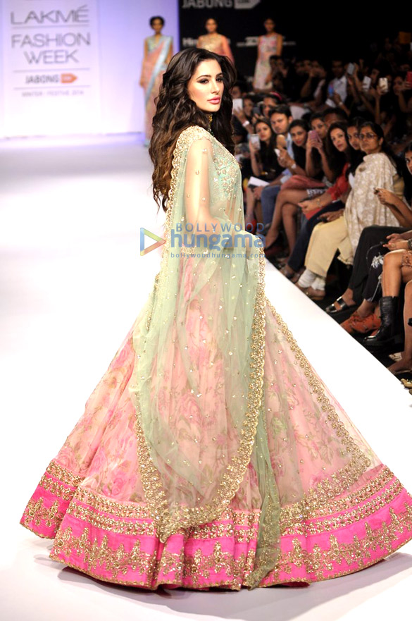 nargis fakhri walks for anushree reddy at lfw 2014 day 6 5