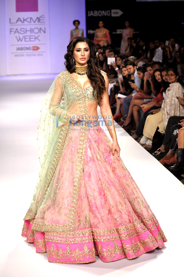 nargis fakhri walks for anushree reddy at lfw 2014 day 6 4