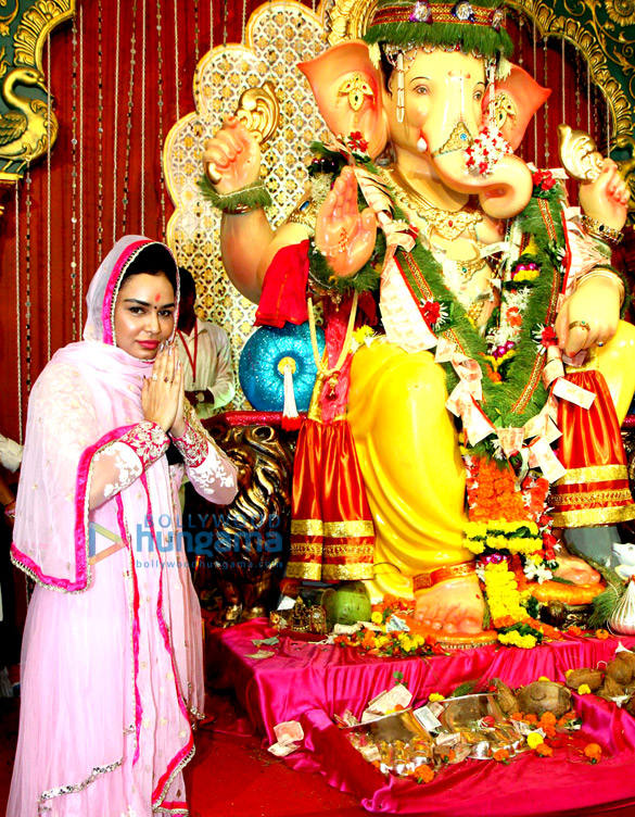 celebs took darshan and blessings at andheri cha raja 5