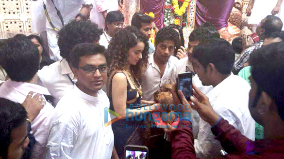 kangna ranaut visits lalbaug cha raja to seek blessing 3