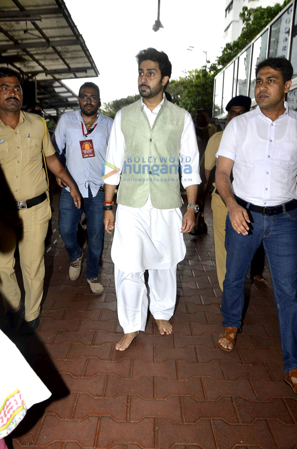 abhishek bachchan visits siddhivinayak ganesha 6