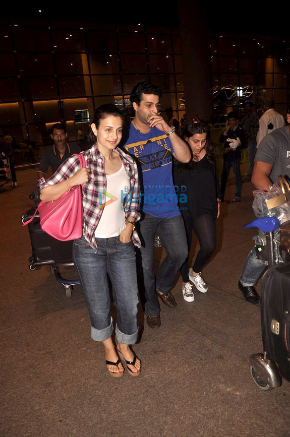 ameesha patel snapped returning from bangkok 3