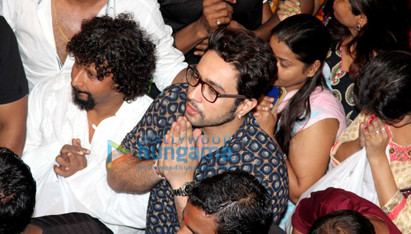 adhyayan suman aanand raut snapped visiting lalbaughcha raja for blessings 5