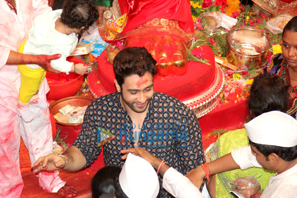 adhyayan suman aanand raut snapped visiting lalbaughcha raja for blessings 7