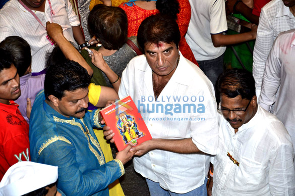 arjun rampal visits lalbaug cha raja to take blessings for his next hindi film daddy 3