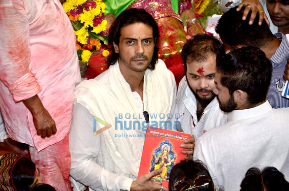 arjun rampal visits lalbaug cha raja to take blessings for his next hindi film daddy 6