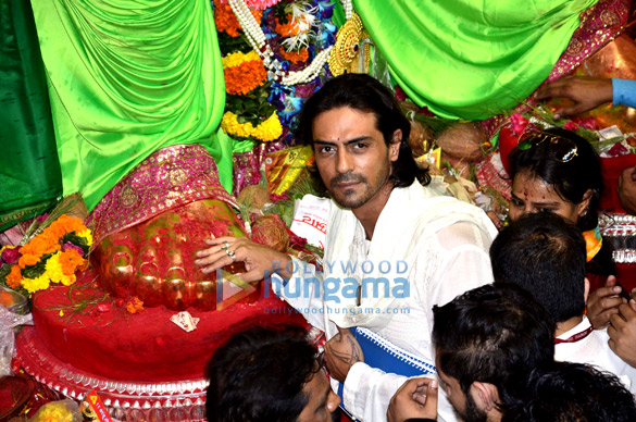 arjun rampal visits lalbaug cha raja to take blessings for his next hindi film daddy 2