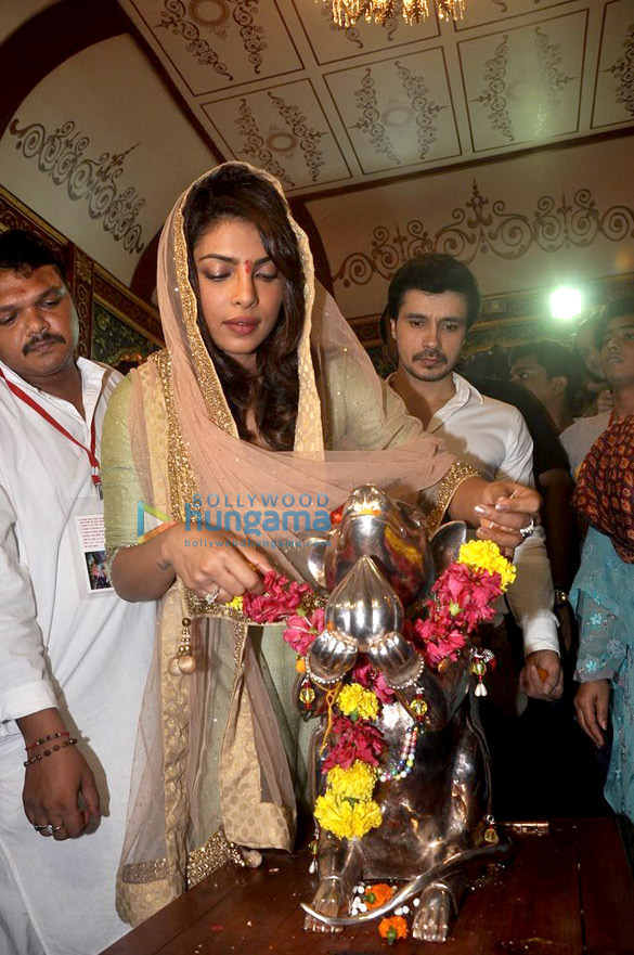 priyanka chopra visits andheri cha raja 3