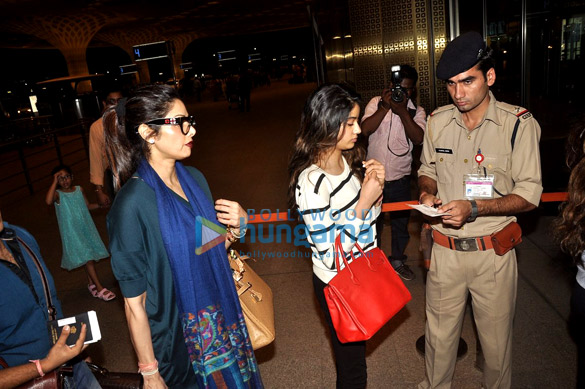 sridevi snapped with boney kapoor daughters at the airport 6