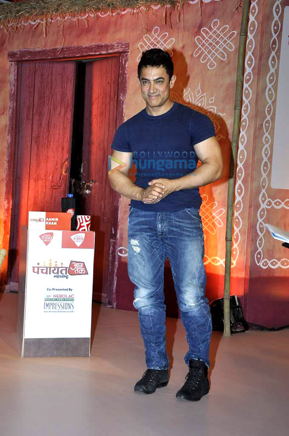 aamir khan and other celebs at panchayat aaj tak talk show 4