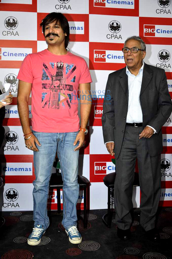 vivek oberoi celebrates his birthday with cancer patients 7