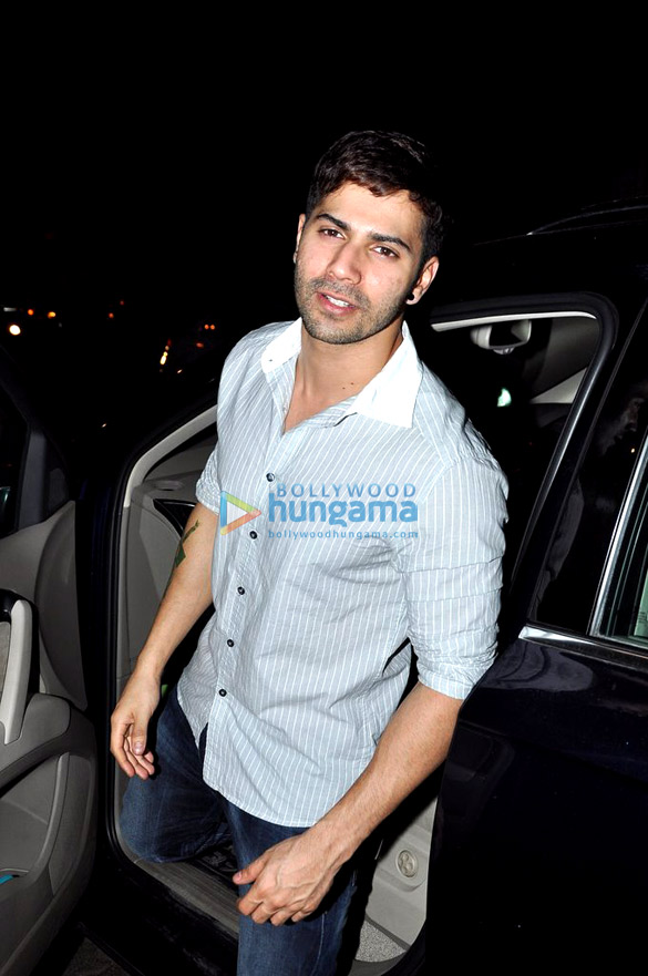 varun dhawan snapped at olive with friends 6