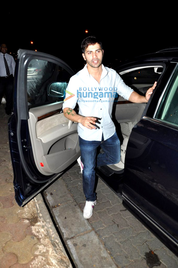 varun dhawan snapped at olive with friends 7