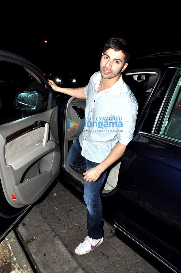 varun dhawan snapped at olive with friends 2