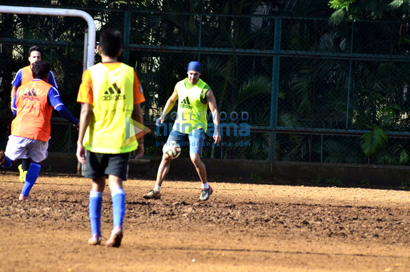 ranbir kapoor snapped playing football 8