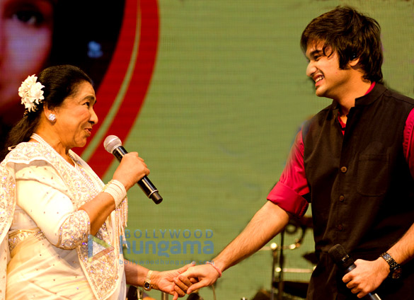asha bhosle siddhant bhosle sudesh bhosle perform at a concert 3