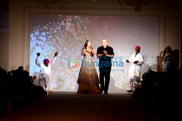 sonakshi sinha rekha at tarun tahilianis show for sahachari foundation 4