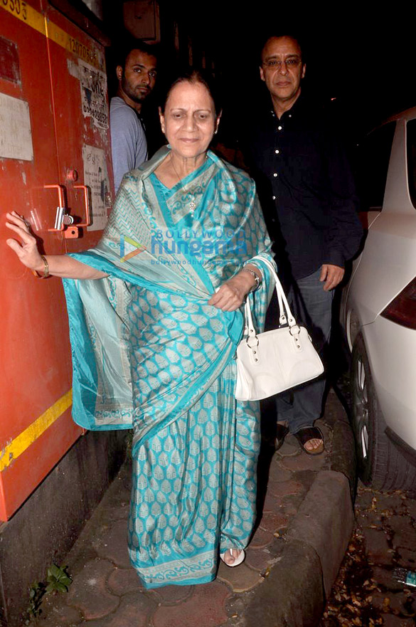 aamir khan snapped with his mother at vidhu vinod chopras studio 3