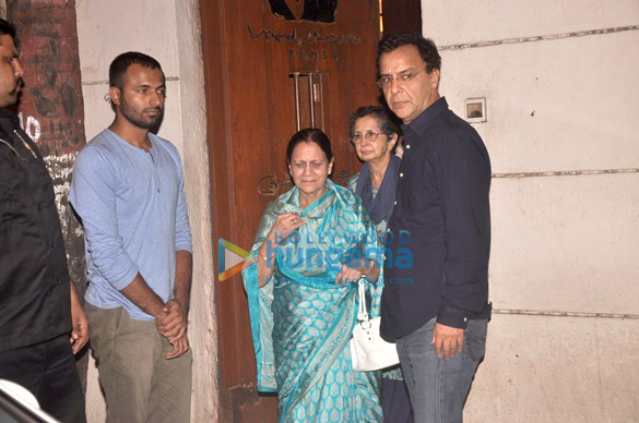 aamir khan snapped with his mother at vidhu vinod chopras studio 5
