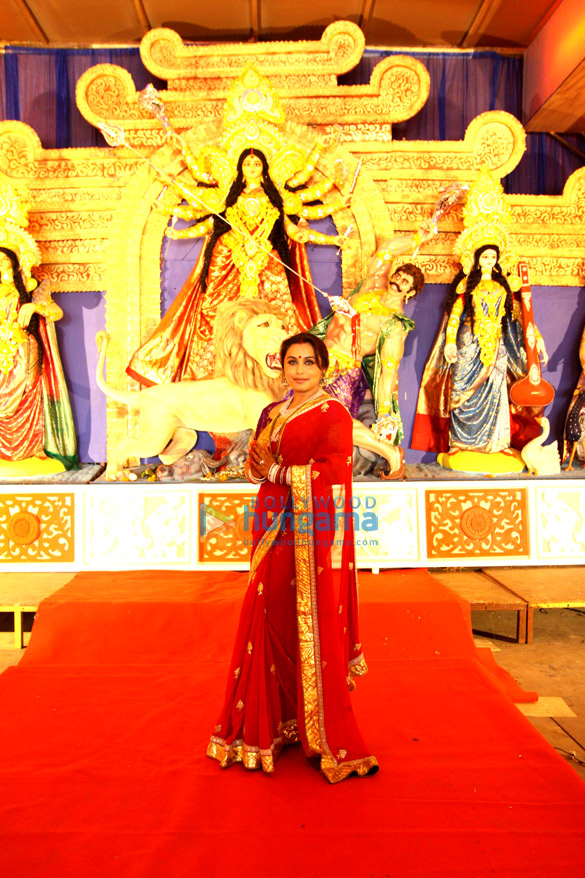 rani mukerji visits the north bombay sarbojanin durga puja 2014 2