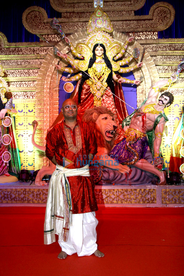 rani mukerji visits the north bombay sarbojanin durga puja 2014 7