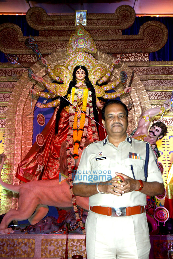 sharbani mukerji raja mukerji tanishaa mukerji tanuja visit north bombay sarbojanin durga puja 2014 7