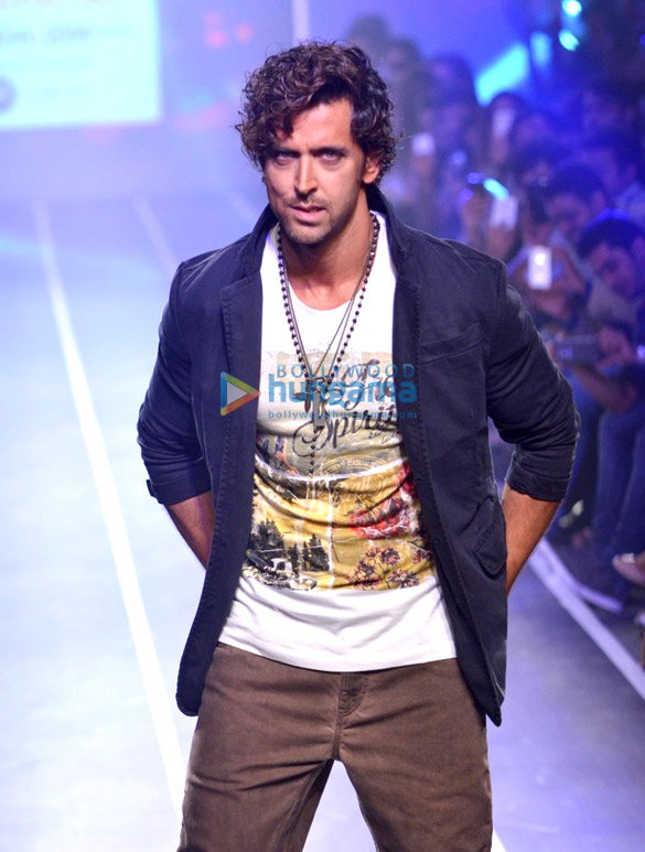 hrithik roshan walks for hrx at myntra fashion weekend 2014 finale 4